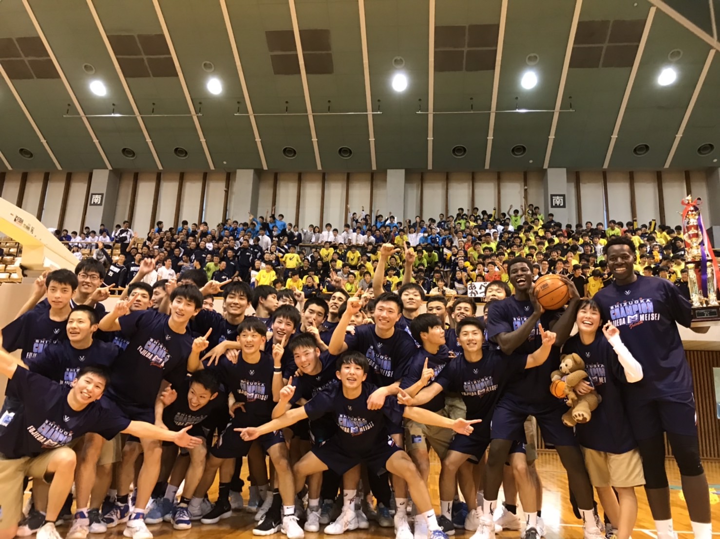 ウィンターカップ静岡県予選を制した藤枝明誠高校バスケットボール部集合写真